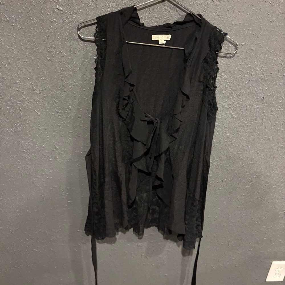 Mine Black Ruffle Sleeveless Blouse